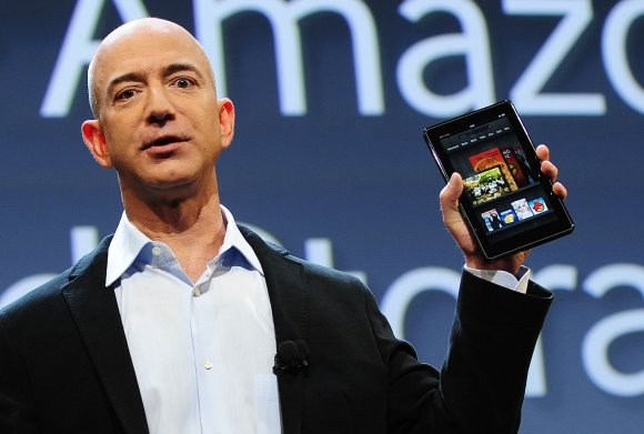 AFP/„Scanpix“ nuotr./„Amazon“ generalinis direktorius Jeffas Bezosas pristato planšetinį kompiuterį „Kindle Fire“.