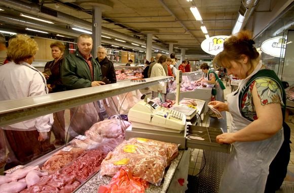 Irmanto Gelūno/15min.lt nuotr./Tarptautinę darbo dieną, Halės turguje prekybininkai ir toliau prekiavo be kasos aparatų.