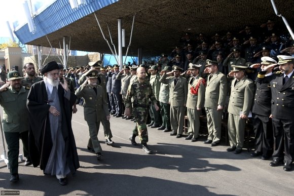 „Reuters“/„Scanpix“ nuotr./Ajatola Ali Khamenei sveikinasi su Irano kariuomenės vadais.