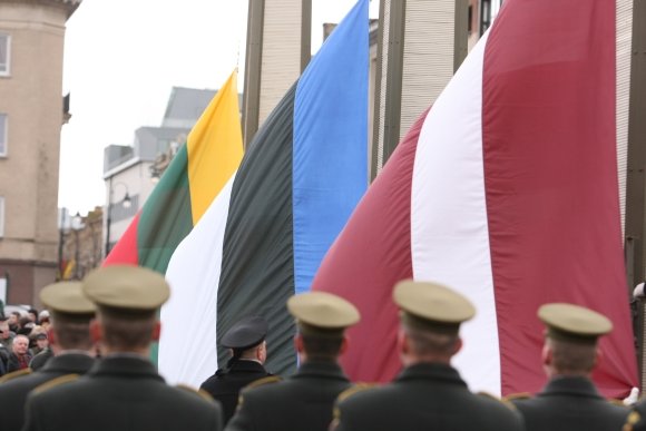 Andriaus Ufarto/BFL nuotr./Baltijos šalių vėliavų pakėlimo ceremonija prie Seimo rūmų
