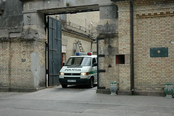 Andriaus Vaitkevičiaus / 15min nuotr./Policijos automobilis išvažiuoja iš Lukiškių kalėjimo