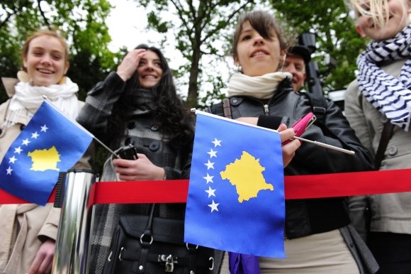 AFP/„Scanpix“ nuotr./Jaunimas su Kosovo vėliavomis.