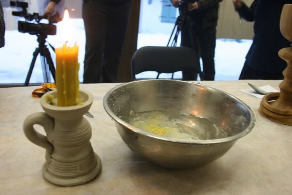 A.Kripaitės/15min.lt nuotr./Vienas populiariausių Kūčių stalo burtų – vaško varvinimas į dubenį su vandeniu.