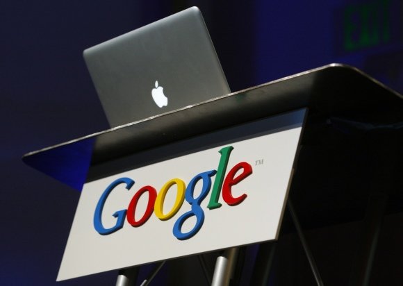 „Reuters“/„Scanpix“ nuotr./„Apple“ kompiuteris ir „Google“ logotipas