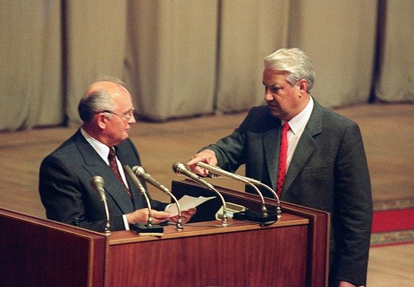 AFP/„Scanpix“ nuotr./Michailas Gorbačiovas ir Borisas Jelcinas 1991 metų rugpjūčio 22-ąją