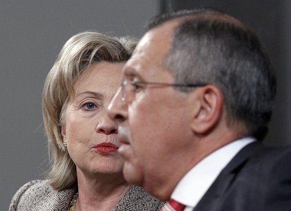 „Reuters“/„Scanpix“ nuotr./Hillary Clinton ir Sergejus Lavrovas