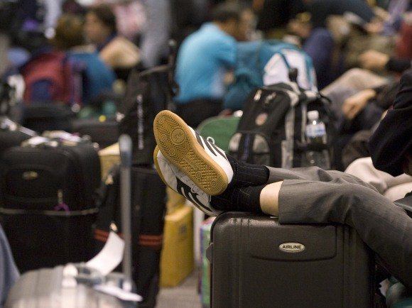 „Reuters“/„Scanpix“ nuotr./Tailande atostogavusiems žmonėms šioje šalyje teko užsibūti ilgiau, nei jie planavo. 