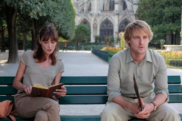 Kadras iš filmo/Carla Bruni-Sarkozy ir Owenas Wilsonas (Gilas Penderis) Woody Alleno komedijoje „Vidurnaktis Paryžiuje“.