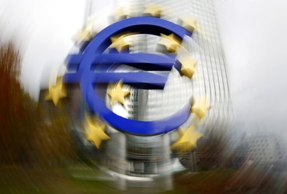 „Reuters“/„Scanpix“ nuotr./Euro simbolis prie Europos Centrinio Banko Frankfurte