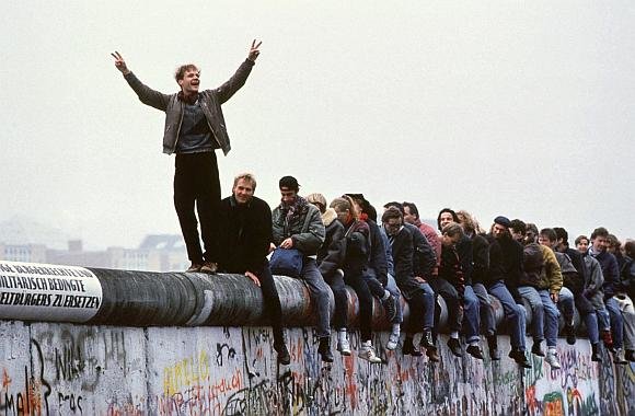 „Scanpix“ nuotr./Prieš dvidešimt metų vokiečiai su entuziazmu griovė Berlyno sieną ir tikėjo ateitimi. Šiandien daugelis iš jų jaučiasi nusivylę.