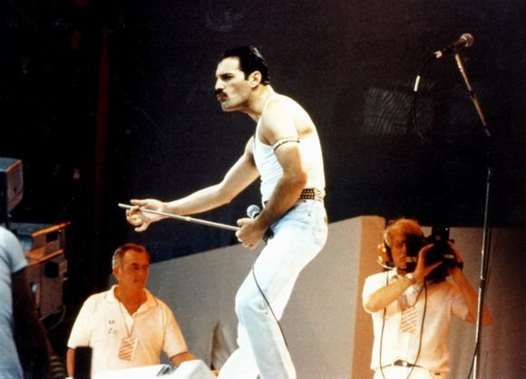 „Scanpix“ nuotr./Freddie Mercury 1985 metais Vemblio stadione.