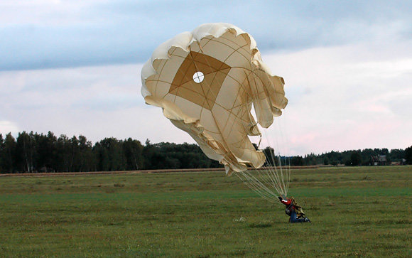 Andriaus Vaitkevičiaus/15min.lt nuotr./Kartais nusileidus dar tenka pasigalynėti su parašiutą tempiančiu vėju