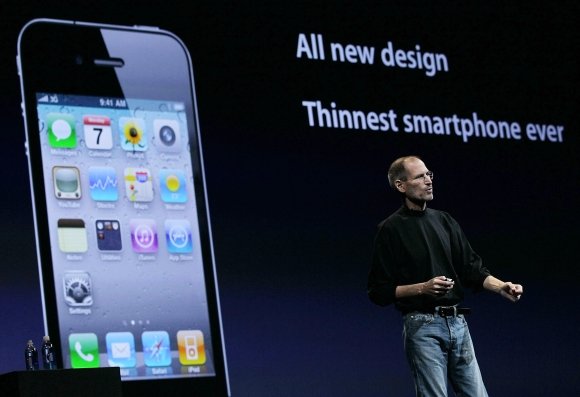 AFP/„Scanpix“ nuotr./S.Jobsas pristatė ploniausią išmanųjį telefoną rinkoje „iPhone 4“.