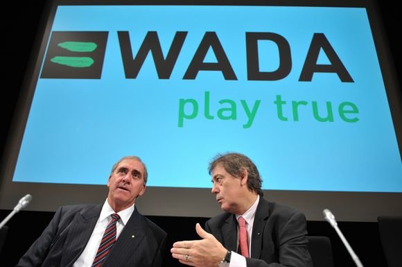 AFP/„Scanpix“ nuotr./Generalinis WADA sekretorius D.Howmanas (d.) atsisako leistis į kompromisus su FIFA ir UEFA organizacijomis ir grasina, jog futbolas gali būti išbrauktas iš olimpinių žaidynių programos.