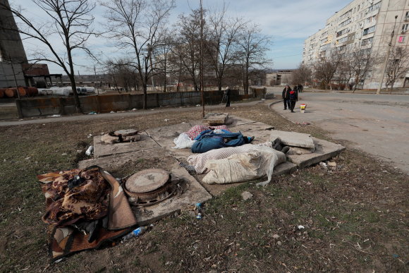 „Reuters“/„Scanpix“ nuotr./Žmonių kūnai karo sugriautame Mariupolyje