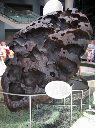wikimedia/Willamette meteoritas dabar eksponuojamas Niujorke