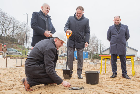 Alytaus miesto savivaldybės nuotr./Nerijus Cesiulis kapsulės įkasimo ceremonijoje