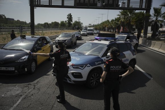 „Scanpix“/AP nuotr./Policijai medžiojant katalonų separatistų lyderį, išvažiavimuose iš Barselonos įrengti patikros punktai