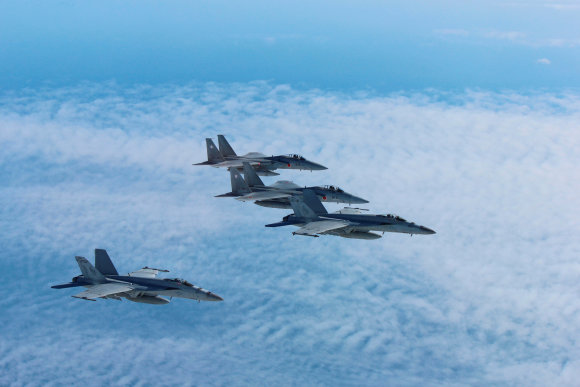 „Reuters“/„Scanpix“/F-15 kariniai lėktuvai