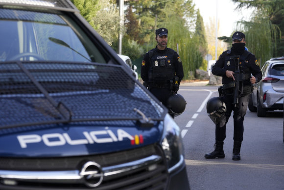 „AP“/„Scanpix“/Ispanijos policija apsupo teritoriją aplink Ukrainos ambasadą Madride