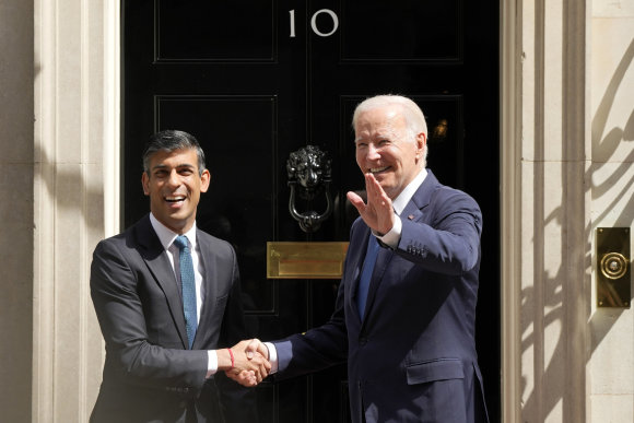 „AP“/„Scanpix“/Didžiosios Britanijos premjeras Rishi Sunakas ir JAV prezidentas Joe Bidenas