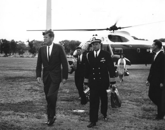 Johno F.Kennedy prezidento bibliotekos ir muziejaus nuotr./Johnas F.Kennedy ir jį lydintis karininkas su „branduoliniu lagaminėliu“