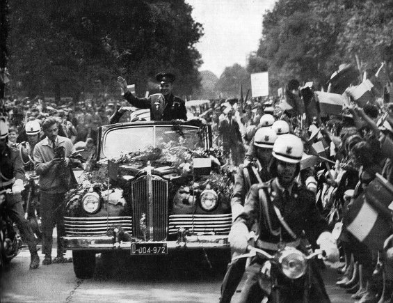 Wikipedia.org nuotr./Jurijaus Gagarino triumfo turnė po pasaulį. Varšuva, 1961 m. liepos 20 d.