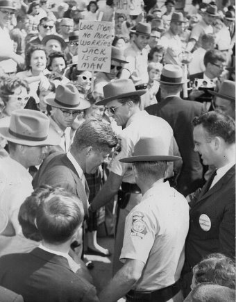 Wikipedia.org nuotr./Johnas F.Kennedy prezidento rinkimų kampanijos metu. 1960 m. spalis