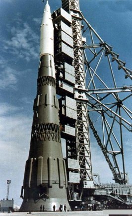 Wikipedia.org nuotr./Realaus dydžio ir masės raketos N-1 maketas starto aikštelėje. 1967 m.