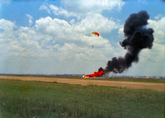 NASA Image/Neil Armstrong I materiali espulsi scendono con il paracadute e il modulo lunare di addestramento prende fuoco e si schianta al suolo.  Nel 1968 il 5 maggio