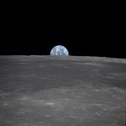 NASA nuotr./„Apollo 11“ įgulos daryta nuotrauka iš Mėnulio orbitos: Žemė matyti virš Mėnulio horizonto.