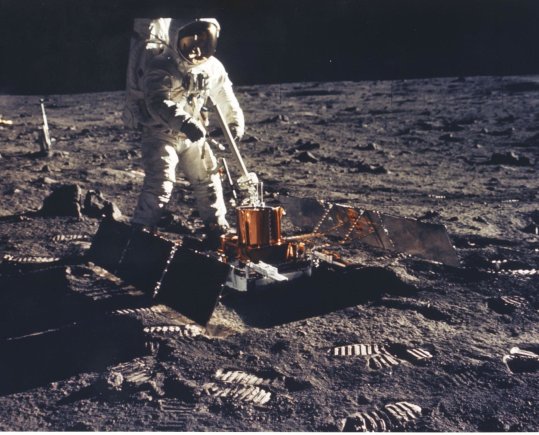 NASA nuotr./Edwinas Aldrinas ant Mėnulio paviršiaus išdėlioja seisminio eksperimento įrangą. 1969 m. liepos 20 d.