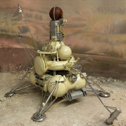 Bembmv/Wikipedia.org nuotr./Kosminis aparatas „Luna-15“ buvo analogiškas šiam „Luna-16“, kurio maketas demonstruojamas Maskvoje, Kosmonautikos muziejuje.