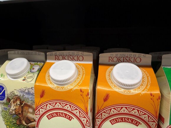 Pirkėjo nuotr./Pirkėjas „Maximoje“ pastebėjo pasibaigusio ir besibaigiančio galiojimo produktų, kurie nebuvo prie nukainotų prekių. 