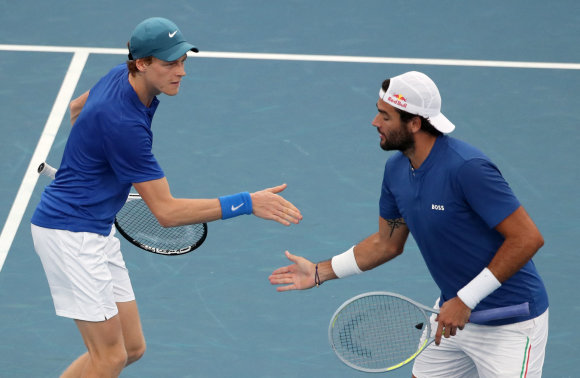 „Reuters“/„Scanpix“ nuotr./Italų teniso žvaigždės Jannikas Sinneris ir Matteo Berrettinis