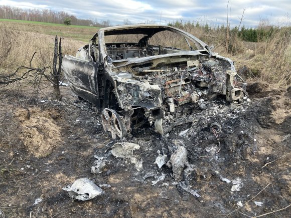 Aurelijos Jašinskienės/15min.lt nuotr./Pievoje įklimpęs automobilis atrodė štai taip.