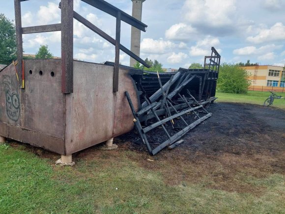 Akmenės raj. savivaldybės nuotr./Apdegęs skeitparkas Ventoje