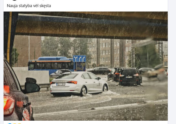 Ekrano nuotr./Klaipėdiečiai stebėjosi, kodėl skęsta neseniai remontuotos gatvės