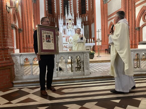 Aurelijos Jašinskienės / 15min.lt nuotr./Š.Vaitkui įteiktas popiežiaus palaiminimas
