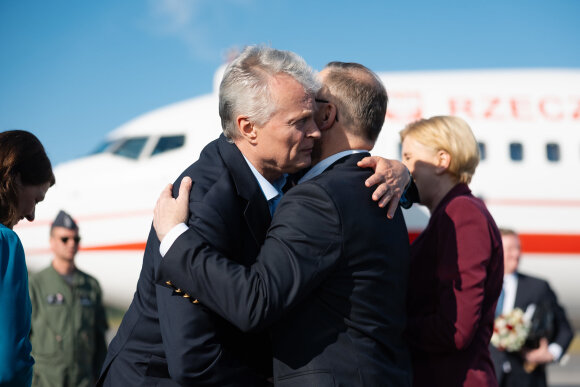 Prezidento kanceliarijos nuotr./Gitanas Nausėda atsisveikina su Andrzejumi Duda