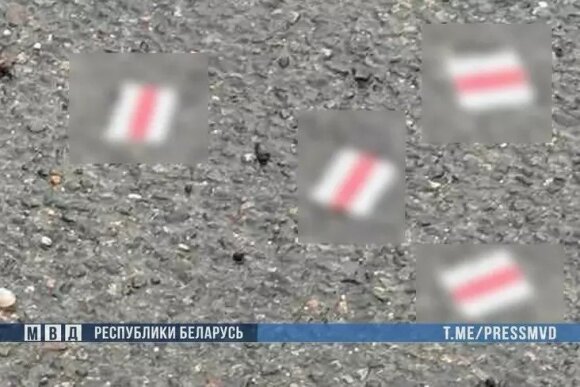 Stop kadras iš video/Iš Lietuivos įskridęs dronas esą mėtė Baltarusijos opozicijos naudojamos istorinės vėliavos spalvų vėliavėles