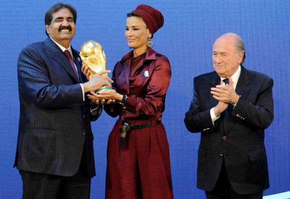 AFP/„Scanpix“ nuotr./Šeichė Moza su vyru ir buvusiu FIFA prezidentu Seppu Blatteriu