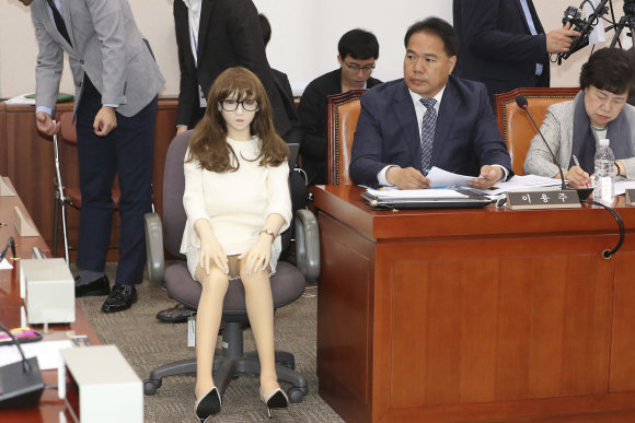 „Scanpix“/AP nuotr./Sekso lėlė, kurią Pietų Korėjos parlamentaras atsinešė į parlamentą diskusijų metu