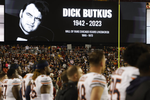 Vida Press nuotr./Dicko Butkaus pagerbimas „Chicago Bears“ rungtynėse po jo mirties