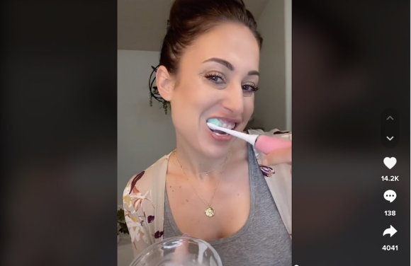 „TikTok'e“ plintančio vaizdo įrašo, kaip išsibalinti dantis patiems, stop kadras