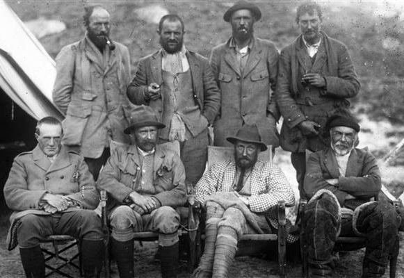 „Wikimedia Commons“ nuotr./Ekspedicija į Everesta, 1921 m. George Mallory – pirmas iš kairės antroje eilėje
