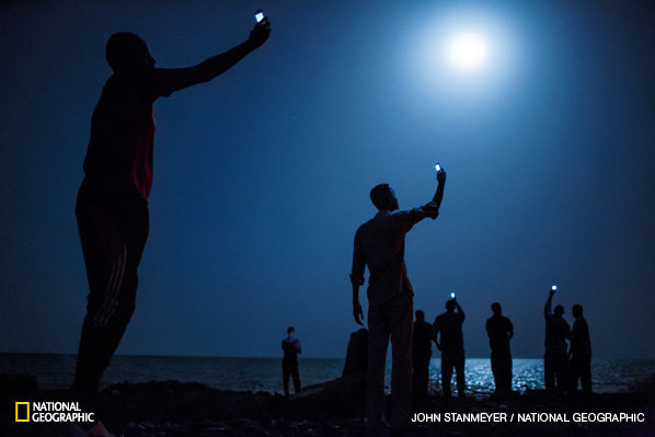 National geographic nuotr./Migrantai bando susisiekti su savo giminaičiai Somalyje