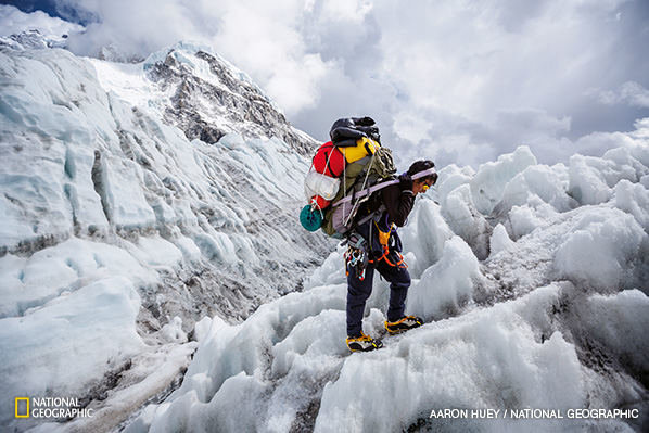 „National Geographic Lietuva“  nuotr./ Šerpas įveikė Khumbu ledokritį. 