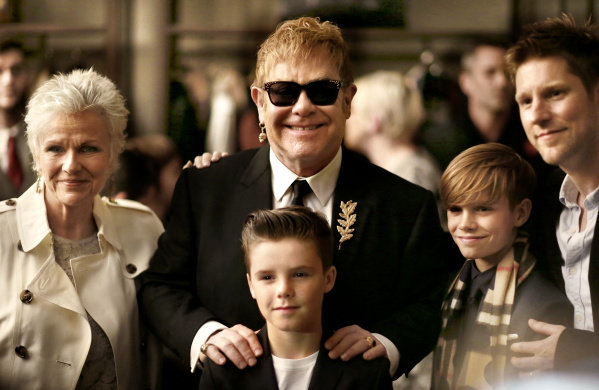 „Burberry“ nuotr./Julie Walters, Seras Eltonas Johnas, Christopheris Bailey, Romeo ir Cruzas Beckhamai 