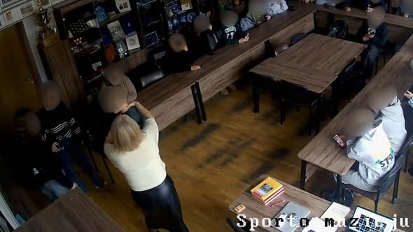 Stop kadras iš video/Mokytojos elgesys su mokiniais